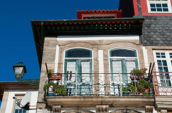 Eski şehir bir Balkonlu bir ev parçası. Porto, Portekiz