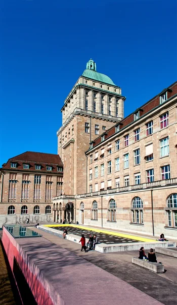 Hoofdgebouw van de Universiteit van Zürich. Verticaal — Stockfoto