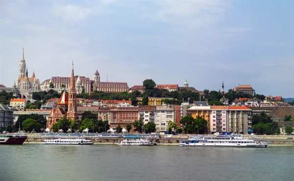 Paisaje urbano con vista al río de Budapest. Hungría — Foto de Stock