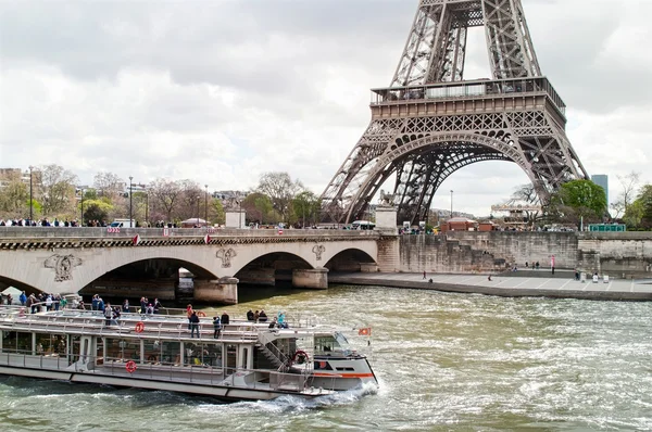 Seina con embarcaciones de recreo y torre Eiffel — Foto de Stock