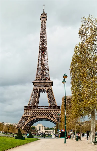 Torre Eiffel y una alegría en París — Foto de Stock