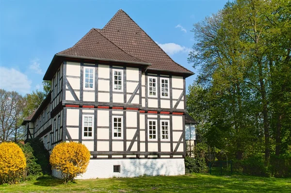 Tysk fachwerk hus i en trädgård — Stockfoto