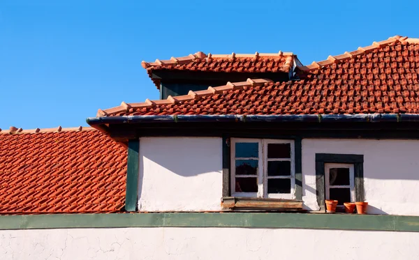 Techo con tejas | Nuevo techo de tejas rojas con ático Windows y canal