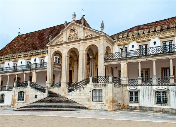 Entrada principal de la Universidad Europea más antigua. Coimbra, Portugal — Foto de Stock