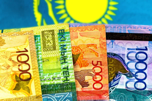 Geld Kasachstan Tenge auf dem Hintergrund der Flagge — Stockfoto