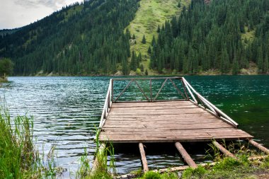 ahşap iskele dağ gölü