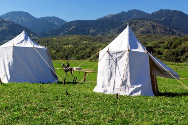 bir dağ mera üzerinde kamp