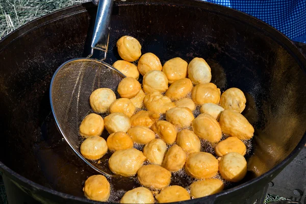 Bir kazanda yemek Orta Asya ulusal yemek - baursak