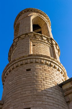 Mavi gökyüzü arka planda caminin minaresi
