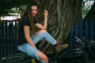 Kız bir motosiklet. Vintage