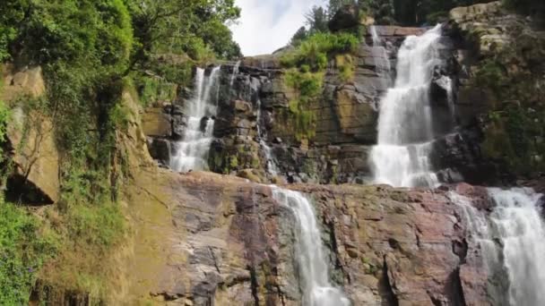 斯里兰卡Nuwara Eliya山脉壮观的瀑布 摄像机从上到下地移动 — 图库视频影像