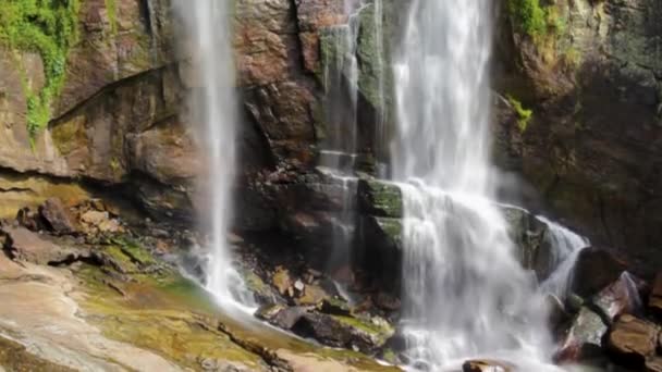 Majestátní Vodopád Pohoří Nuwara Elija Srí Lanka Pohybem Kamery Odspodu — Stock video