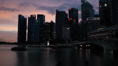 Singapur, Singapur - 07 Ocak 2020. Gün batımında şehrin Marina Körfezi bölgesindeki iş merkezinin görüntüsü..