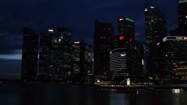 Singapur, Singapur - 07 Ocak 2020. Şehrin Marina Körfezi bölgesindeki iş merkezinin gece görüşü..
