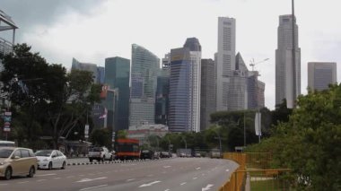 Singapur, Singapur - 08 Ocak 2020. Şehrin modern iş manzarası caddelerde trafik var.