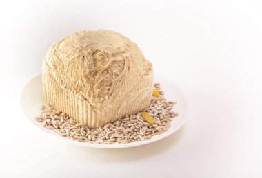 Işık arka planında beyaz bir tabakta ayçiçeği halkası. Doğu tatlıları. Boşluğu kopyala