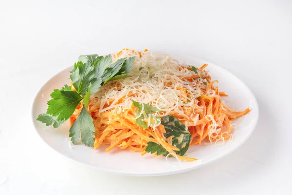 Frischer Karottensalat Mit Käse Und Kräutern Auf Einem Weißen Teller — Stockfoto