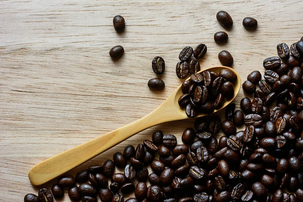 ブラウンのコーヒー、ブラウンのコーヒーと木製の背景にスプーン — ストック写真