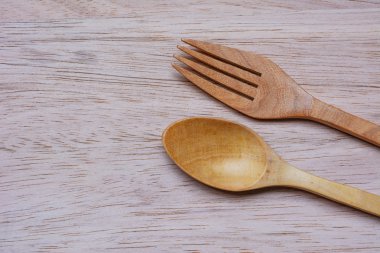 forx ve ahşap üstüne kaşık görüntülemek