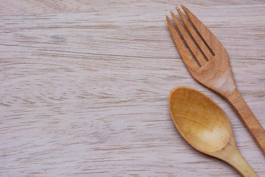 forx ve ahşap üstüne kaşık görüntülemek