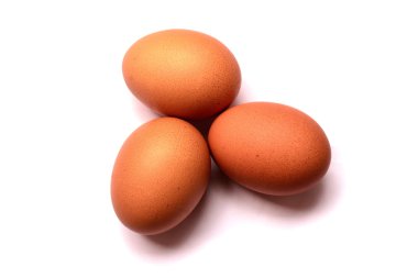 Beyaz arkaplanda taze yumurtalar