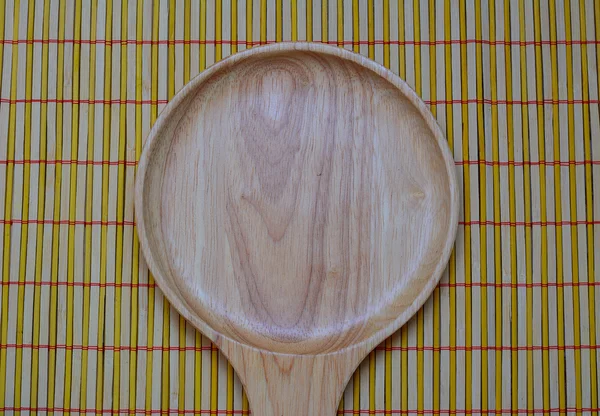 시골풍 테이블 근접 촬영에 갈색 나무 접시. — 스톡 사진