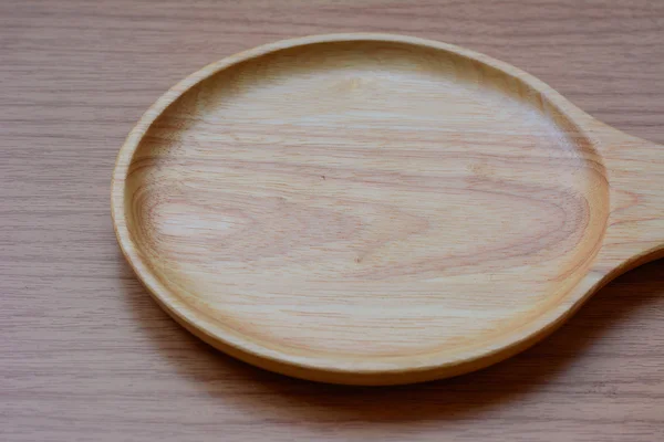 시골풍 테이블 근접 촬영에 갈색 나무 접시. — 스톡 사진
