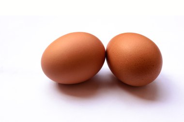 Beyaz arkaplanda izole yumurtalar