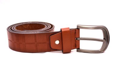 Beyaz arkaplanda deri kemer