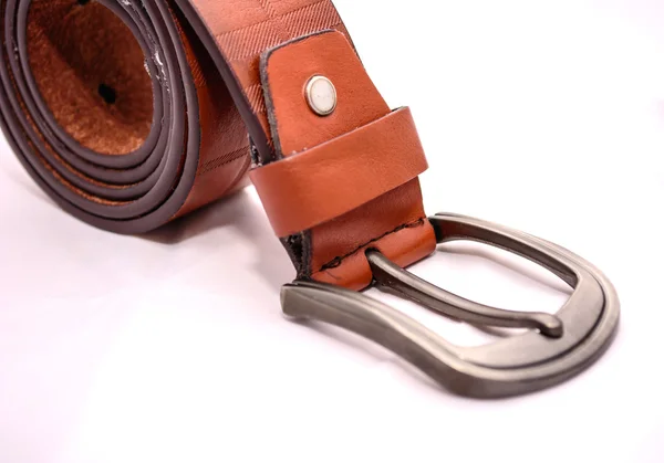 Cinturón de cuero sobre fondo blanco — Foto de Stock