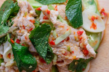 buğulanmış domuz baharatlı sos ve limon ile