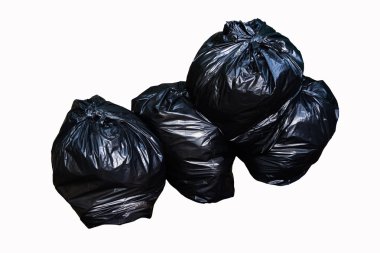 Çanta beyaz arka planda siyah çöp yığını