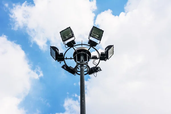 Лампа пост Вулично-дорожня над Синє небо — стокове фото