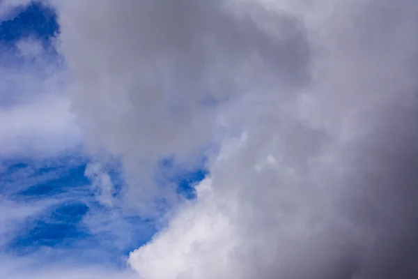 Céu azul com closeup nuvem — Fotografia de Stock