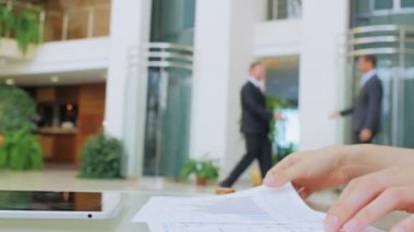 Mali programları ile çalışan kadın el yakın çekim