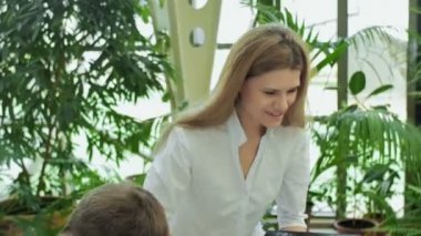 İş ortaklarının ofis Merkezi Toplantı