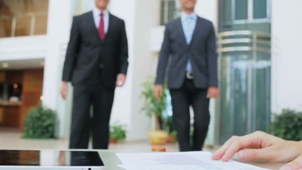 Rencontre des partenaires commerciaux dans le centre d'affaires 