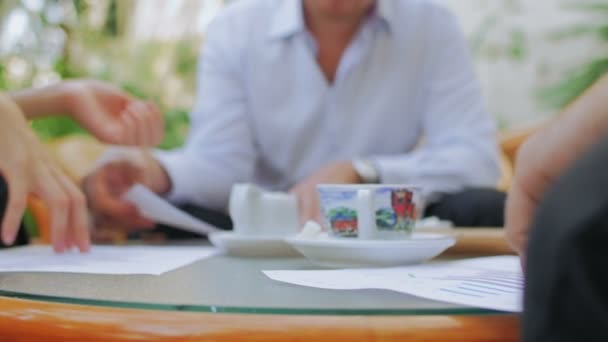 Närbild av företag team räcker över papper under diskussionen om ett nytt projekt. — Stockvideo