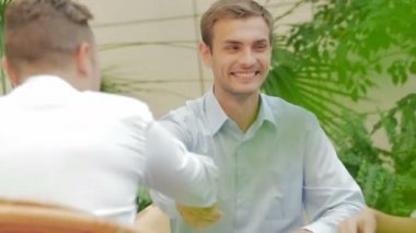 İşadamı meslektaşları ile el sıkıştı