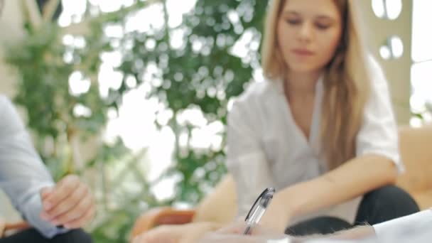 Zakenman doet merken als zijn collega's het businessplan bespreken — Stockvideo