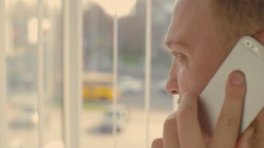 Telefonla konuşan adam Close-Up.