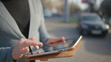 Yakın çekim Haberler tablet aracılığıyla başparmak erkek el.
