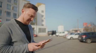 Adam kolayca gülümsüyor ve güzel fotoğraflar tablette saatler