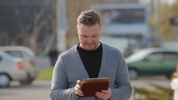 Close-up of the man who thumbs through news on the tablet — Stock Video