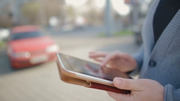 Close-up de mãos masculinas que seguram o tablet e algo através de polegares nele — Vídeo de Stock