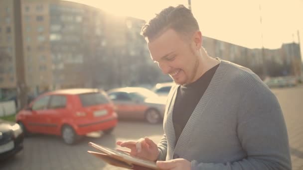 若い男は広く笑顔し、生まれたばかりの娘の写真を親指 — ストック動画