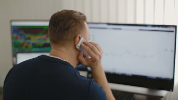 El hombre habla por teléfono con los clientes — Vídeos de Stock