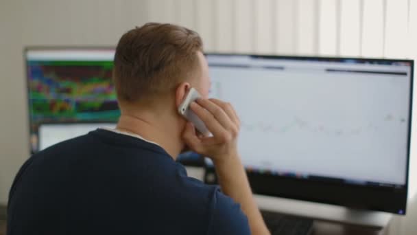 Mężczyzna rozmawia przez telefon z klientów — Wideo stockowe