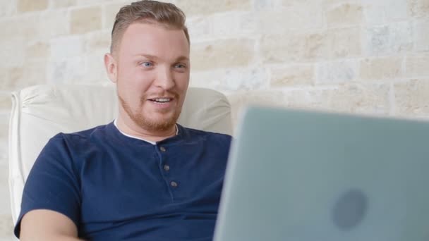 O homem fala no Skype no computador portátil — Vídeo de Stock