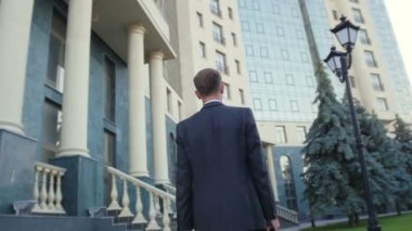 Genç, cana yakın bir iş adamı ofis binasına gönderildi.